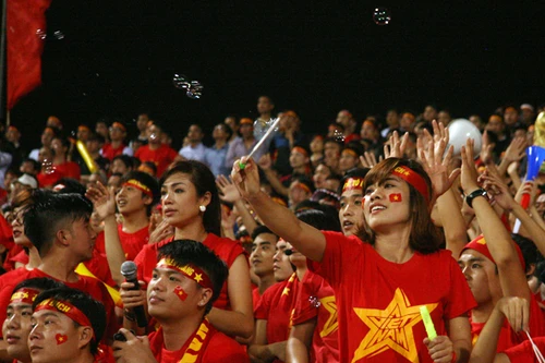 Khán giả cuồng nhiệt khi Tuyển Việt Nam chiến thắng ấn tượng trước Philippines