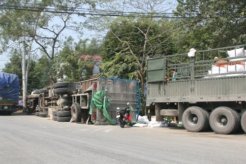 Hú vía vụ lật xe tải chở hàng