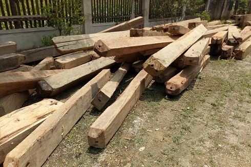 Lực lượng chức năng thu giữ số gỗ để xử lý theo pháp luật