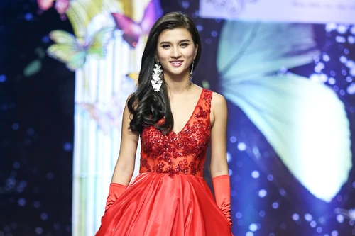 Kim Tuyến lộng lẫy trong lần đầu biểu diễn catwalk