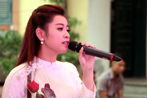Sao Mai Thu Hằng hát đến khản tiếng trong phòng bệnh