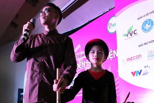 "Thần đồng" Võ Hương Giang dắt cha đi hát Xẩm