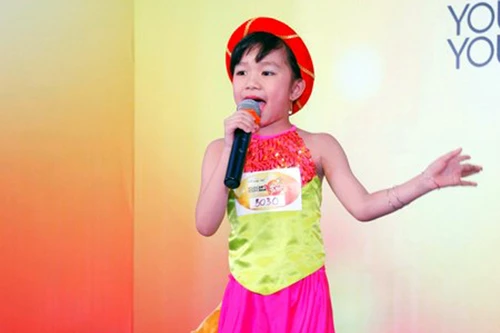 "Thần đồng hát xẩm" Võ Hương Giang đem nghệ thuật truyền thống vào bệnh viện