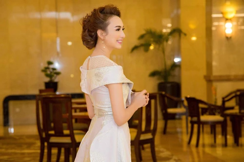 Diện đầm xoè, Hoa hậu Ngọc Diễm vẫn khoe đường cong quyến rũ