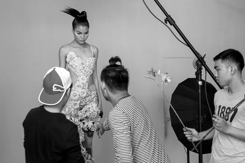 Chà Mi kiệt sức sau 18 tiếng chụp hình liên tục