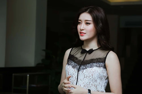 Á hậu Huyền My xuất hiện rạng rỡ sau scandal mặc "váy nhái"