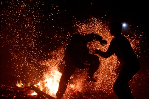 Rùng mình người lao vào đống lửa như "thiêu thân"