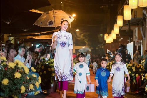 Hoa hậu Ngọc Hân "trình làng" bộ sưu tập Chim công