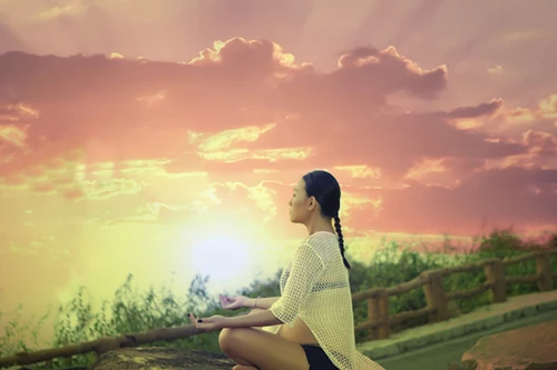 Mang bầu 7 tháng, Diệu Huyền vẫn siêng năng tập Yoga