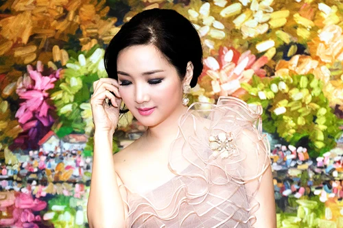 Hoa hậu Giáng My diện đầm lệch vai cực quyến rũ