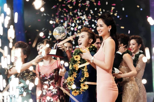 Hoa hậu Mai Phương Thuý diện váy màu nude khoe lưng ong nuột nà