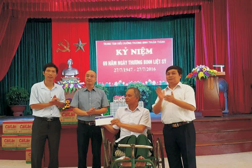 Tân Hiệp Phát cùng đoàn thanh tra 6 bộ ngành thăm tặng quà thương binh nặng