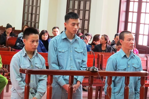 Hai anh em ruột dắt nhau vào tù vì trộm cắp tài sản, tàng trữ súng