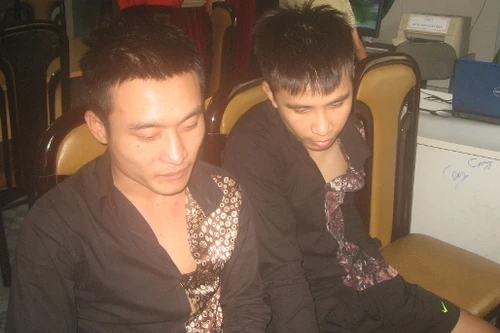 2 thanh niên “yêu” bạn gái 14 tuổi trong nhà nghỉ