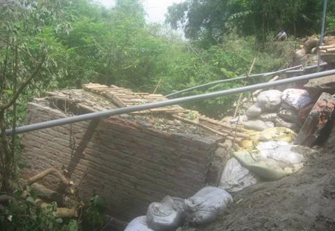 Giữa đêm, nhà cửa bị kéo tuột xuống sông