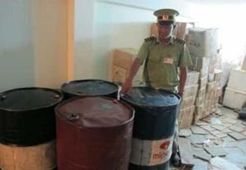 Ngang nhiên rút xăng từ xe stec bán cho tư nhân