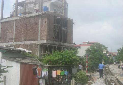 Nhà 2 tầng "nuốt chửng" dây thông tin đường sắt