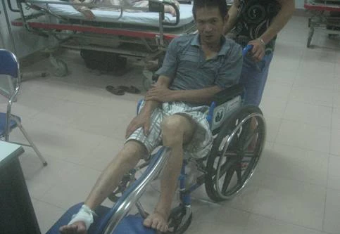 Bịt mặt, phóng xe vào giữa làng đâm chém, bắn người