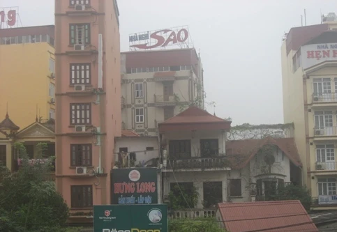 Ép nạn nhân vào nhà nghỉ để đánh đập