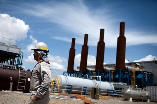 OPEC đồng ý cắt giảm sản lượng, giá dầu tăng vọt 8%