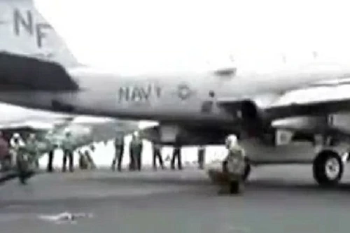 Kĩ thuật viên bị động cơ máy bay EA-6B thổi bật ra xa 45m