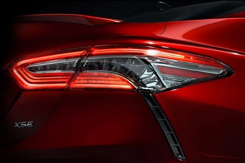 Toyota tung hình ảnh teaser đầu tiên của Camry 2018