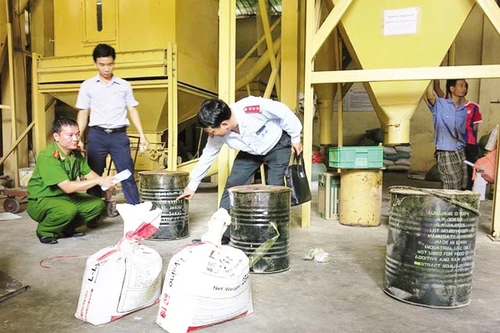 Trộn hóa chất có nguồn gốc từ Trung Quốc vào thức ăn chăn nuôi 