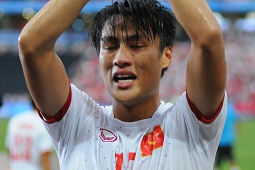 Cầu thủ Việt Nam khóc nức nở sau trận thua đau đớn