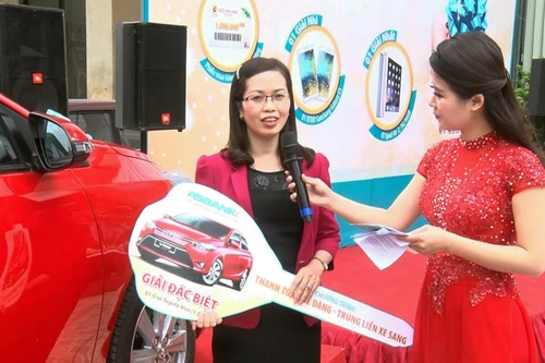 Tổng giám đốc ABBANK trao ô tô cho khách hàng may mắn 
