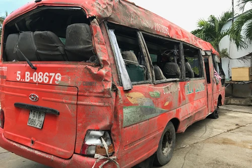 Xe ô tô khách tông sập trụ điện, 16 người thương vong