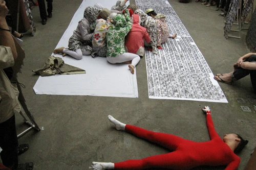 "Những bóng ma ban ngày"- áo chống nắng bị tẩy chay