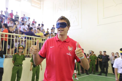 2 pháo thủ Arsenal: Bịt mắt đá bóng với trẻ em khiếm thị Hà Nội