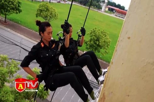 Xem các màn võ công tuyệt đỉnh của nữ cảnh sát đặc nhiệm