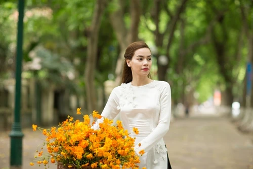 Hồ Ngọc Hà đẹp dịu dàng trên đường phố Thủ đô 