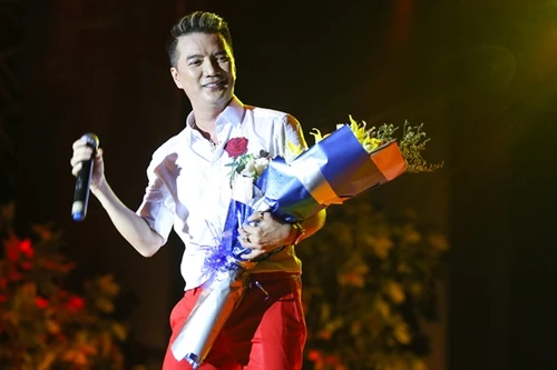 Mặc trời mưa, hơn 2000 khán giả vẫn đến với Đàm Vĩnh Hưng 