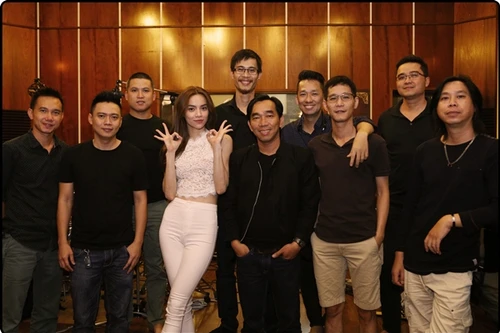 Hồ Ngọc Hà thu âm 14 tiếng liên tục cùng ban nhạc