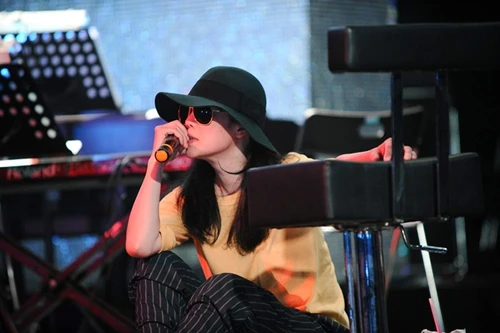 Thu Phương bật khóc khi hát lại "Dòng sông lơ đãng" của nhạc sĩ Việt Anh