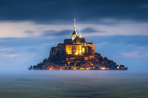 Những bí ẩn chưa có lời giải bên trong lâu đài cổ trên biển 