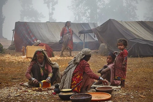 Cuộc sống của bộ tộc du mục di cư mỗi khi có người chết 