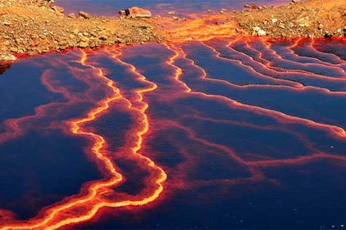 Dòng sông kỳ lạ đỏ như máu được mệnh danh "sao Hỏa trên Trái Đất"