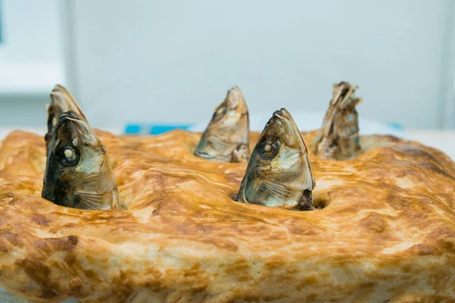 Kỳ lạ món bánh cắm toàn đầu cá nổi tiếng nước Anh