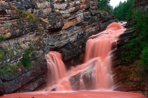 Những thác nước kỳ lạ trái với quy luật tự nhiên trên thế giới