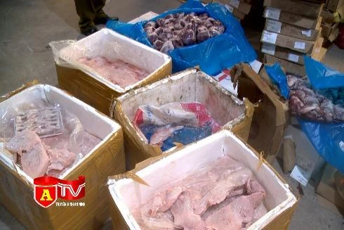 Đột kích kho hàng chứa hơn 6 tấn thịt, nội tạng động vật đông lạnh không có hóa đơn chứng từ