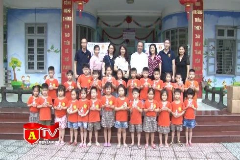 Báo ANTĐ và Công ty Bell Đức trao tặng 3.000 chai nước rửa tay sát khuẩn cho các trường học