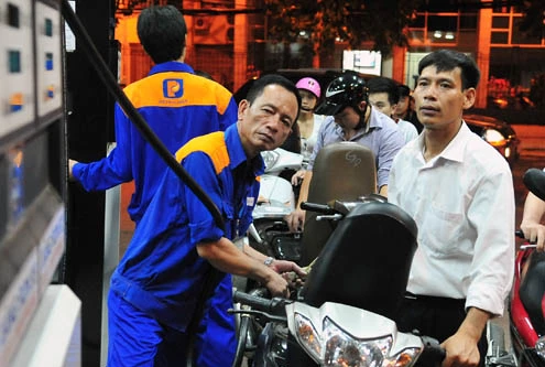 Xăng tăng giá thêm hơn 600 đồng/lít