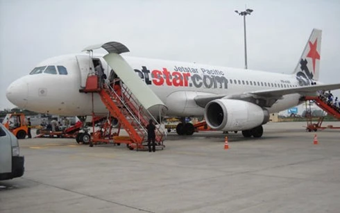Xe thang va quệt máy bay của Jetstar Pacific