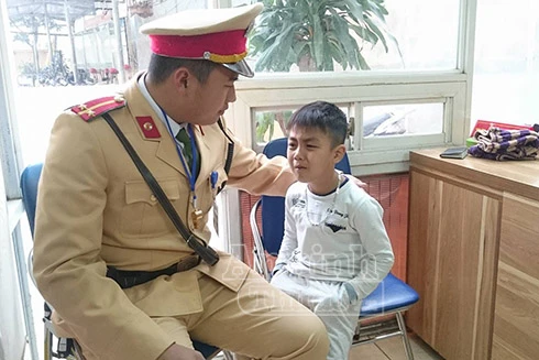 CSGT Hà Nội tìm gia đình cho cháu bé đi lạc ngày giá rét