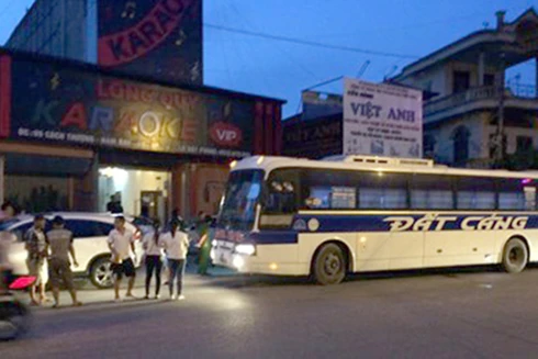 Đột kích quán karaoke Long Quy, bắt quả tang gần 60 dân chơi đang "bay"