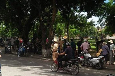 Người đàn ông nhảy cầu tự tử ném đá 'dằn mặt' người ứng cứu