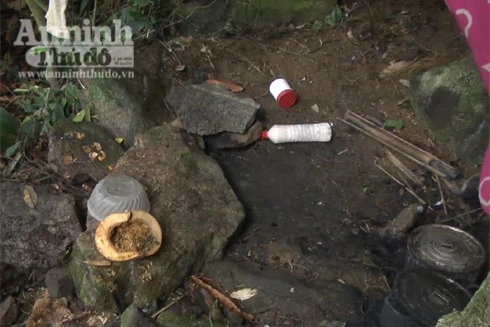 Vào hang đá, nơi lẩn trốn của đối tượng Tẩn Láo Lở